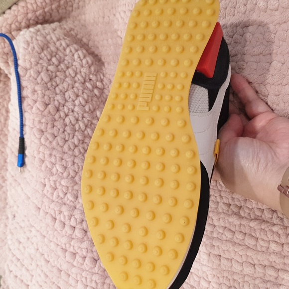 Youth size 6 (Size 8 Womens) Black & white Puma casual sneakers (new with box) - Picture 3 of 4